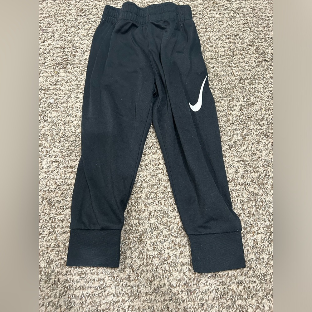 Boys Nike joggers size 2t.